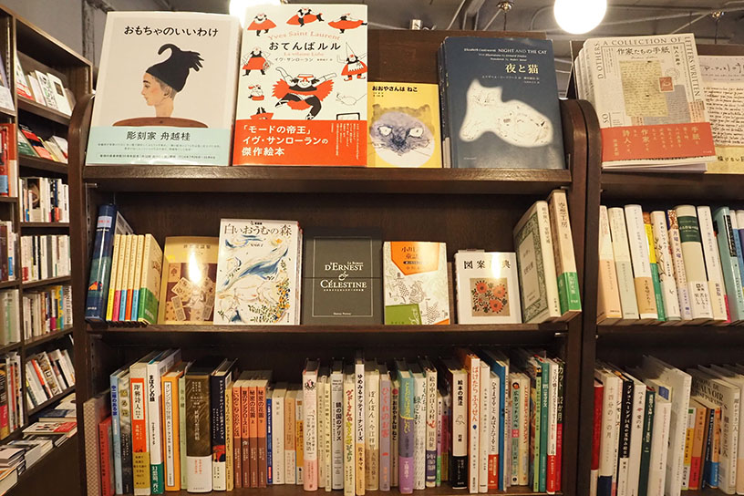 「乙女の本棚」と呼ばれる棚には、乙女心をくすぐる本がずらり
