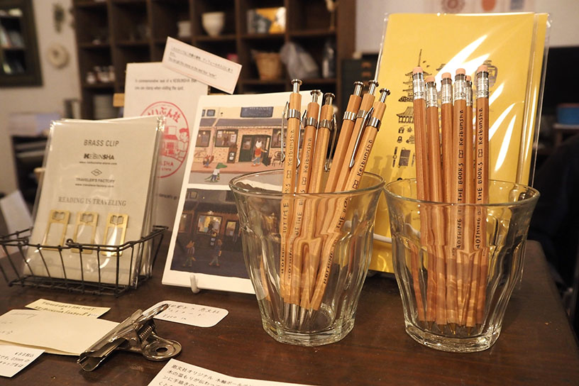 手描きのロゴデザインが入った「木軸ボールペン」550円など