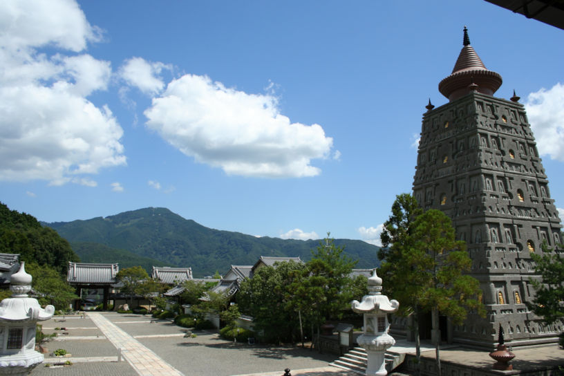 本堂前から比叡山を望みます