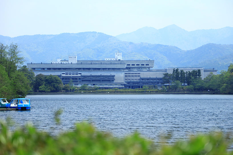 隣には国立京都国際会館が位置します