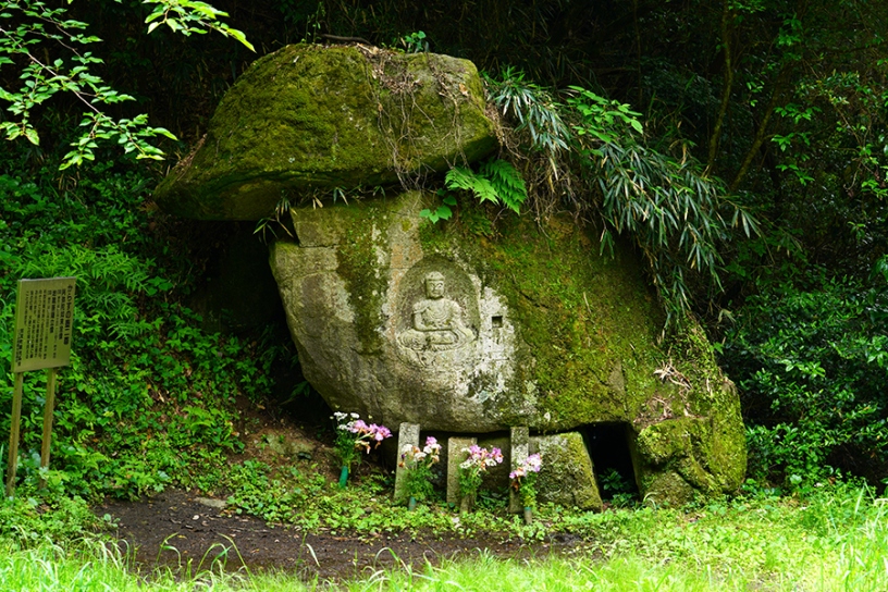 からすの壺二尊（阿弥陀・地蔵磨崖仏）