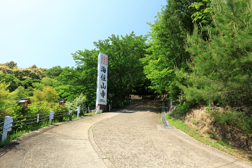 境内に至る参道は大部分が上り坂