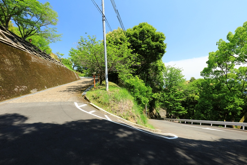 道は舗装されており駐車場もあるので、自家用車やレンタカーで向かうことも可能です