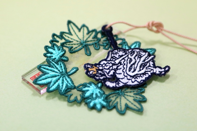 本堂（法堂）の天井に描かれる「蒼龍図」がモチーフの刺繍お守り（イメージ）