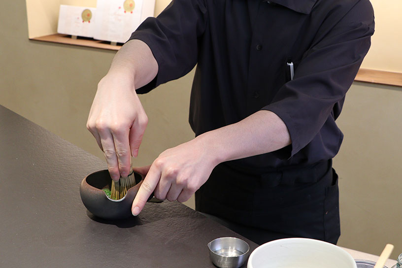 抹茶を点てる様子