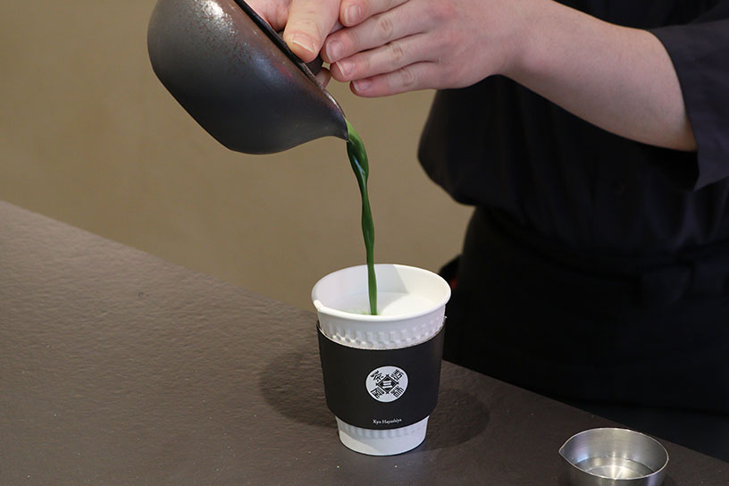 ミルクに抹茶を注ぎます
