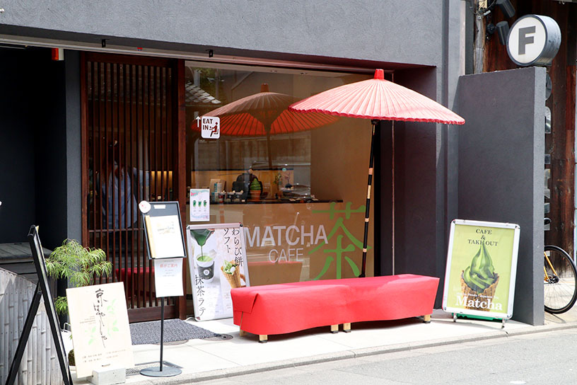 テイクアウトは店頭の桟敷席でもいただけます