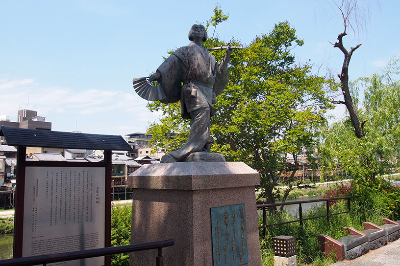 四条大橋の北東にある出雲の阿国の像