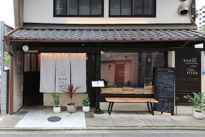 暖簾の左側の通路を通って、お店に入ります