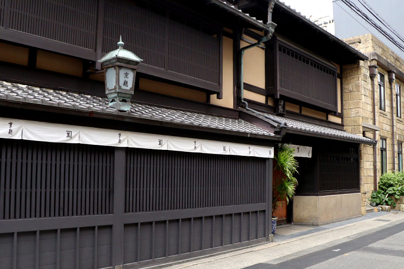 京町家の入口は川端通から1本東の問屋町通沿いにあります