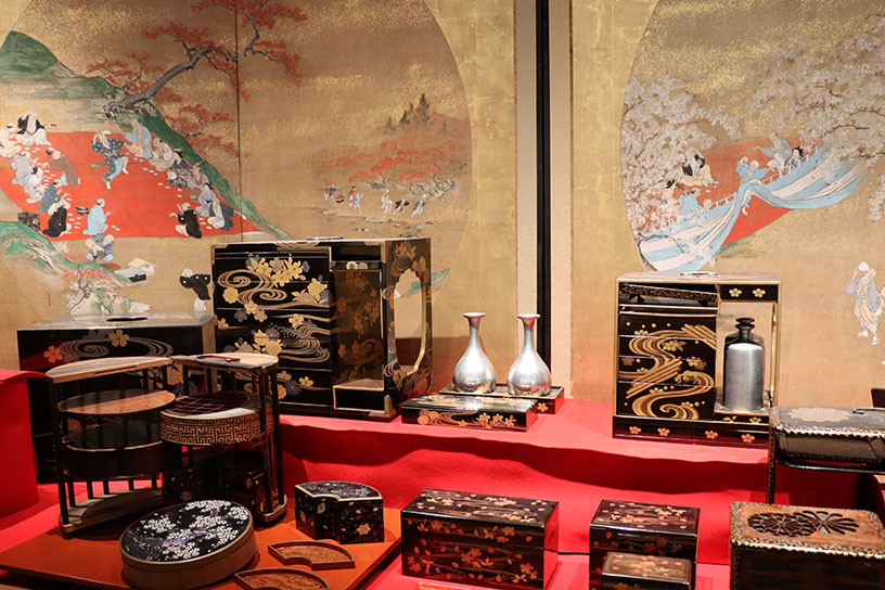 お辨當箱博物館の展示風景。後ろに屏風が飾られています