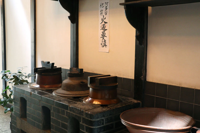 お辨當箱博物館へ続く通路には、おくどさんがあります