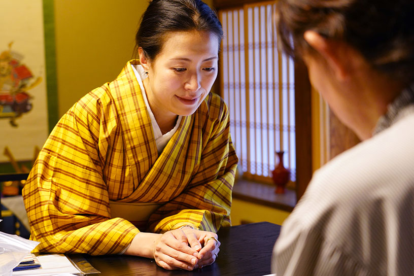 四代目の大西里枝さんはじめ、お店の方が丁寧に指導してくださいます