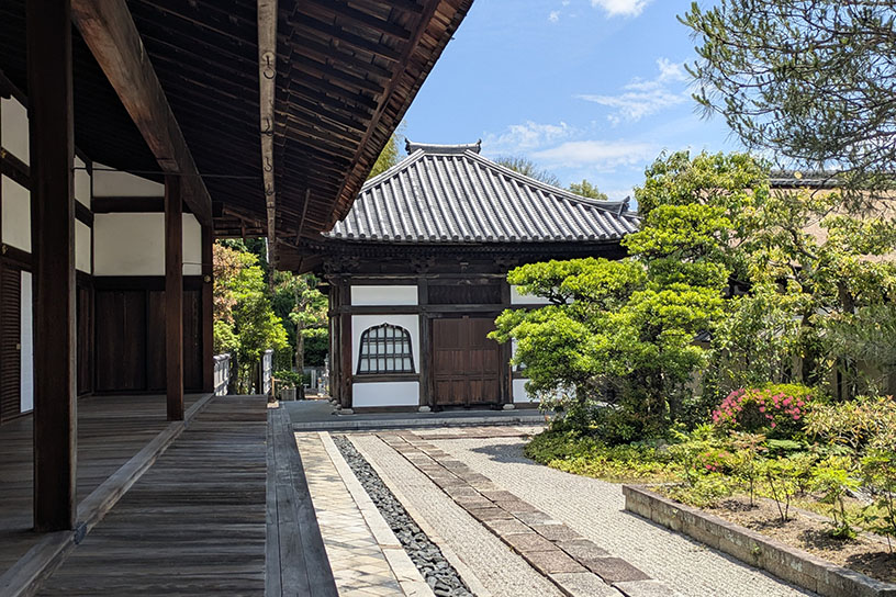 本堂前庭