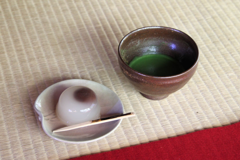 抹茶（お菓子付き）600円 ※お菓子は季節で異なります