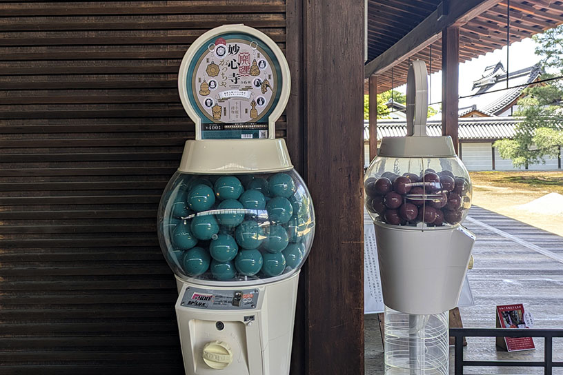拝観受付付近に設置されたガチャガチャ（1回400円）