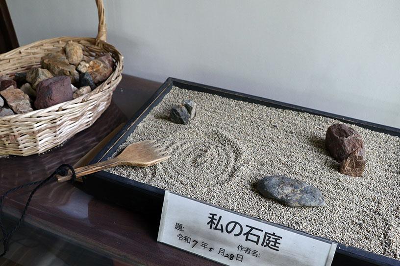 「石庭遊び」コーナー。砂紋や石の配置を考え、あなただけの石庭を♪