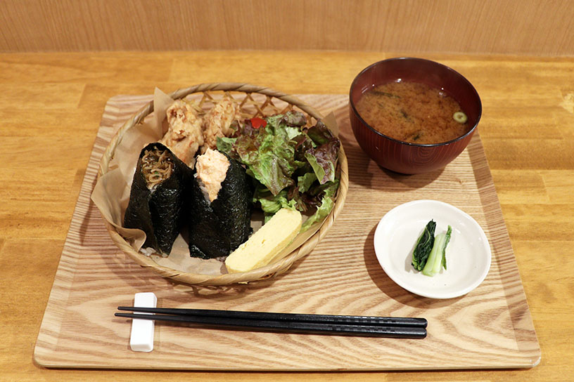 お好みのおにぎり2個以上に＋490円で米粉唐揚げセットがいただけます ※写真のおにぎりは京ちりめん山椒（370円）と鮭ゆず胡椒マヨ（340円）