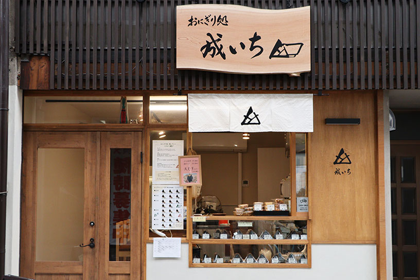 看板のロゴや文字は、娘さんがデザインし毛筆で書かれたものだそう