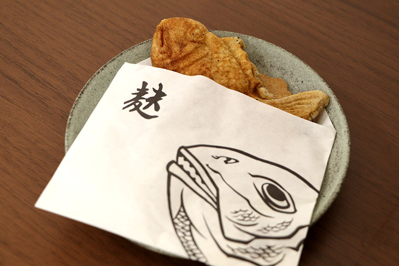 注文を受けてから焼き上げ、鯛のイラストが描かれた袋に入れていただけます