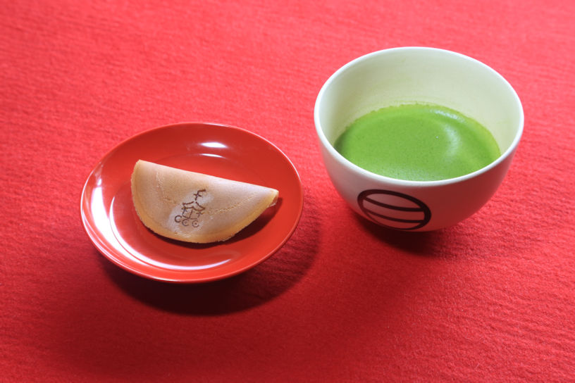 抹茶（特製菓子付）600円 ※お菓子の焼き印は季節で異なります