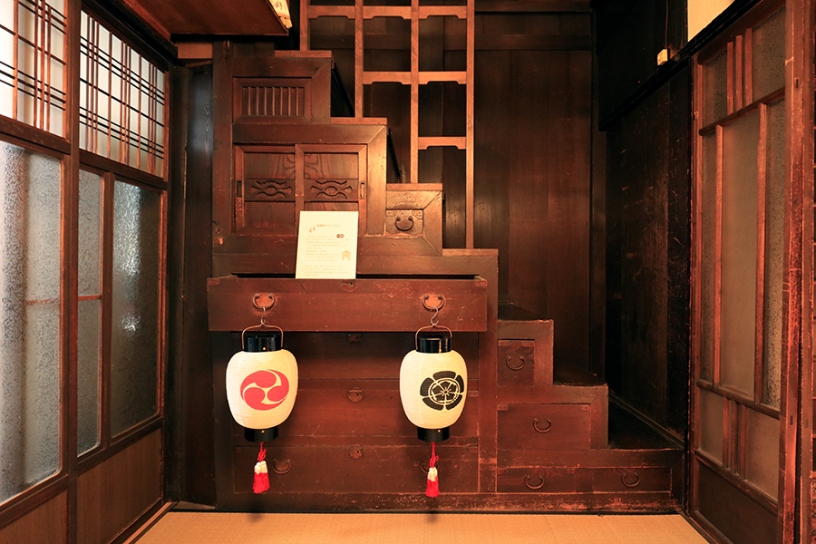 2階へは、“箱階段”を利用してお上りいただきます