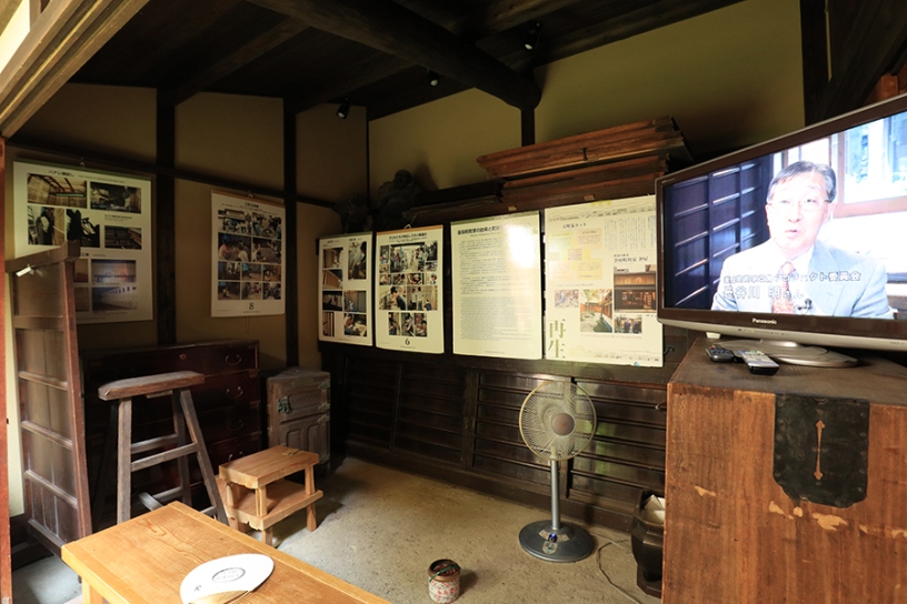 中庭の奥では、釜座町町家の復興の歴史を紹介するパネルの展示などを楽しめます