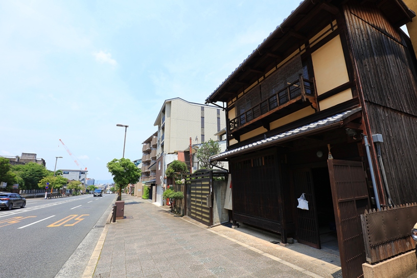 現代的な町並みに佇む北村家住宅