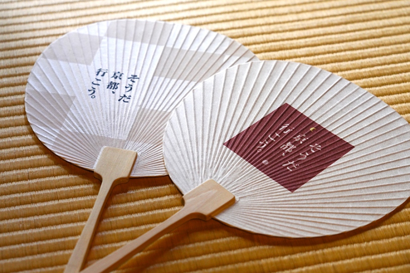4軒の町家に置かれる「そうだ 京都、行こう。」オリジナルうちわは蜂屋うちわ職店制作のもの！