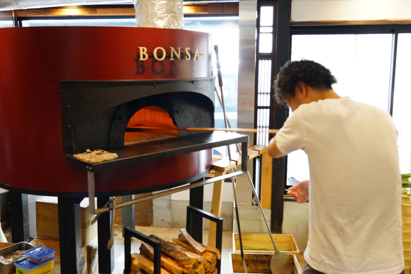店内にある薪窯でピッツァを焼きます