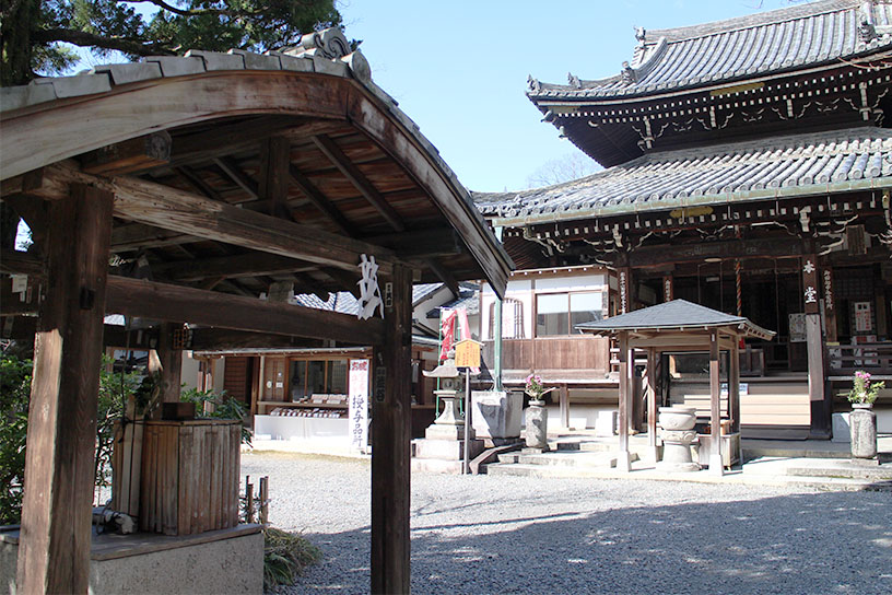 今熊野観音寺（左：五智水、右：本堂）