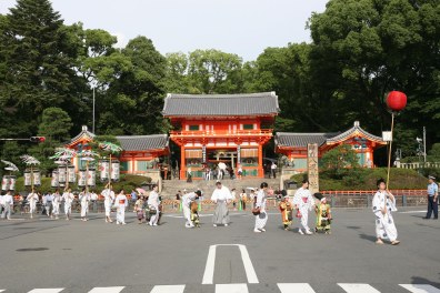 【お迎提灯】八坂神社→河原町四条→寺町通→東大路通→神幸道→八坂神社 　【神輿洗式】四条大橋