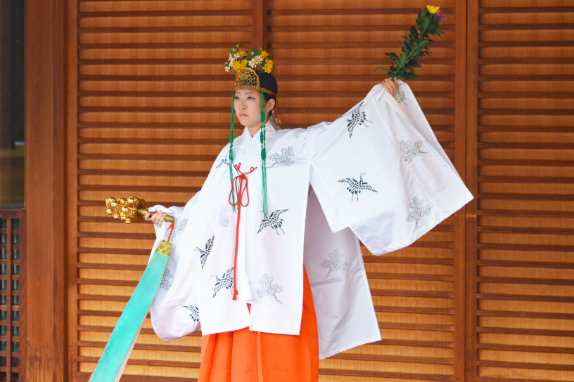 菊の巫女神楽