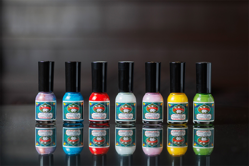 マニキュアが並ぶメインカット