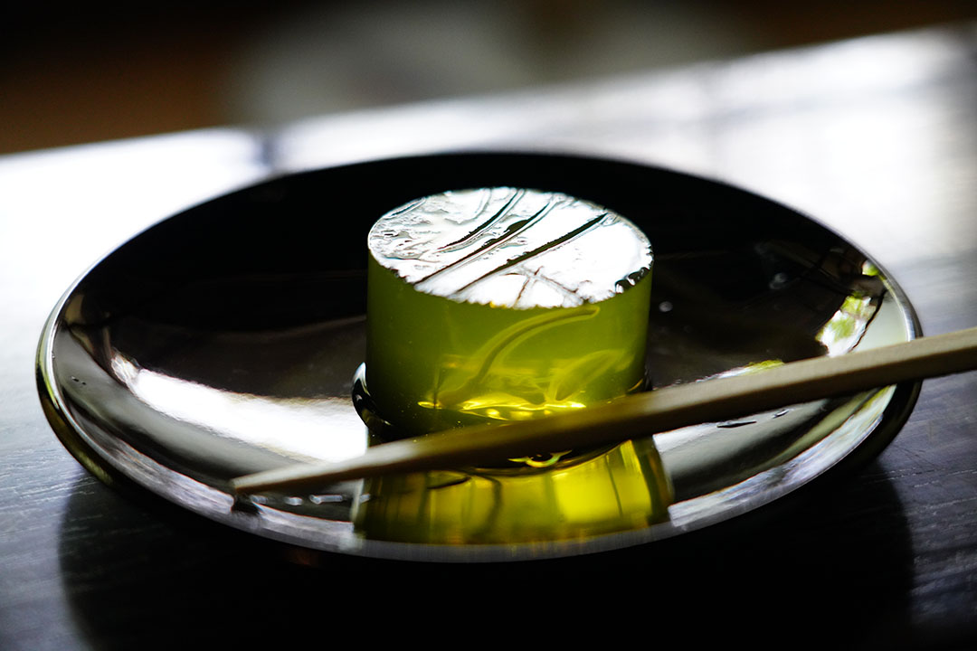 寒天のなかに入っているのは夏の京野菜「じゅんさい」
